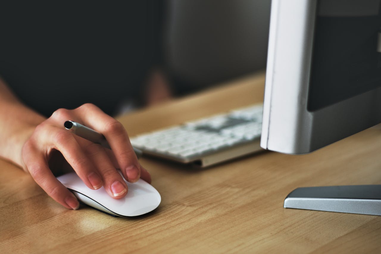 person holding apple magic mouse 392018